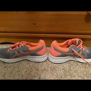 Running shoes